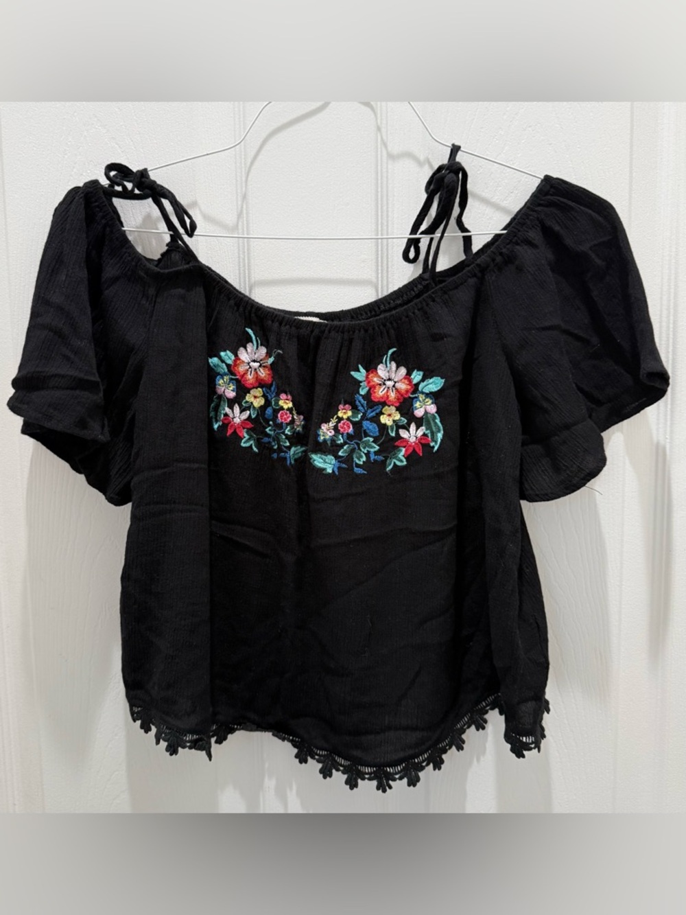 bleuh ciel Black Off-Shoulder Floral Embroidered Tie-Shoulder Crop Top Large
